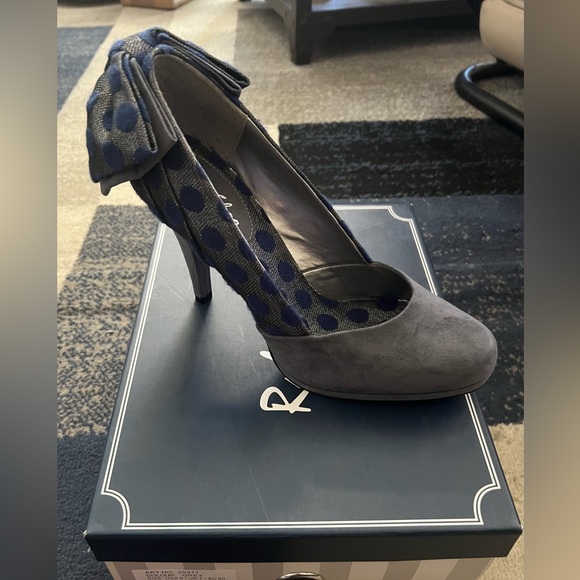 NIB 9 Ruby Shoo Katie Heels in Gray and Navy - Picture 3 of 5